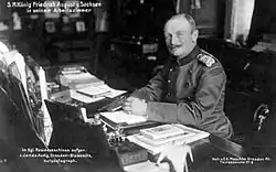 Jeho výsost král Friedrich August III. ve své pracovně