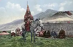 Kazašská žena ve svatebním šatu na koni, asi 1911–1914