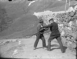 Dva muži se pošťuchují na ulici, 1910