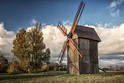 Větrný mlýn „kozlák“ v Koszutech, přenesený z Pięczkowa