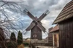 Větrný mlýn „kozlák“ v Rawiczi–Sarnowě