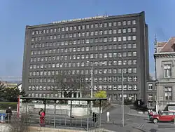 Správní budova podniku z roku 1930, naproti vlakovému nádraží Ústí nad Labem západ