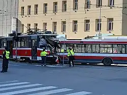 Nehoda trolejbusu a tramvaje v ulici Křenové