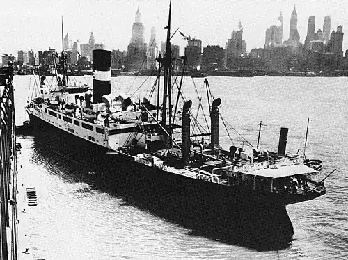 Parník Excalibur v newyorském přístavu.