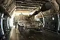 Houfnice M109A6 Paladin naložená do letounu C-5
