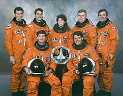 Zleva sedí Henricks, Kregel, stojí Favier, Linnehan, Helmsová, Brady, Thirsk