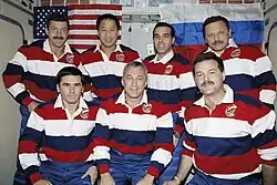 Vpředu zleva: Jurij Malenčenko, Terrence Wilcutt a Scott Altman; vzadu: Daniel Burbank, Edward Lu, Richard Mastracchio a Boris Morukov