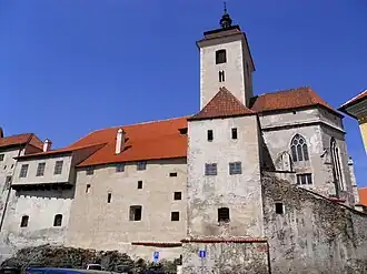 Kostel a západní část hradu od jihu