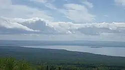 Jihovýchodní část jezera z hory Martin