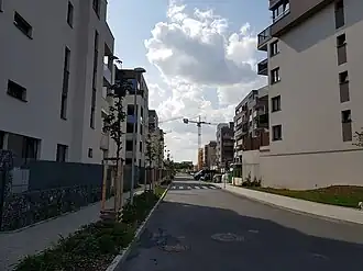 Střední část ulice, pohled západním směrem