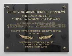 Pamětní deska z roku 1994 na radnici v Žatci, kde je uvedeno jméno Karla Sabely