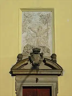 Reliéf nad portálem