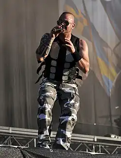 Zpěvák Joakim Brodén zpívající do mikrofonu během koncertu na Wacken Open Air 2013