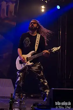 Chris Rörland hrající na kytaru v roce 2013