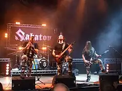 Skupina Sabaton odehrávající koncert na menším pódiu v roce 2009
