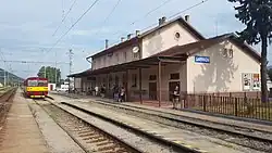 Pohled na stanici z úrovňového nástupiště