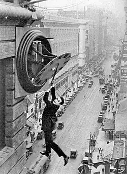 Harold Lloyd ve snímku O patro výš z roku 1923