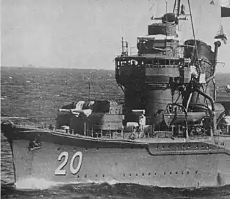 127mm kanón typu 3. roku v dvouhlavňové lafetaci modelu B na přídi torpédoborce Sagiri (II. série Fubuki). Na vrcholu můstku se nachází věžička zaměřovače pro 127mm kanóny s dvoumetrovým dálkoměrem na samostatné platformě za věžičkou[1]