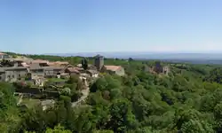 Hrad se nachází na skalnatém výběžku na jižním konci vesnice Saissac.