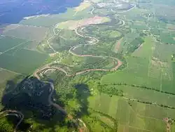 Meandry na horním toku řeky u města San Miguel de Tucumán