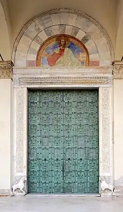 Hlavní vchod s bronzovými vraty