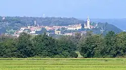 Salussola, vpravo zvonice u kostela Nanebevzetí Panny Marie