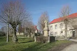 Náves se sochou sv. Jana Nepomuckého