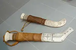 Dva zdobené zahnuté sámské nože