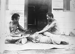 Samoanské tradiční tetování tattooist (tufuga ta tatau), asi 1895