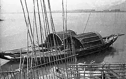 Loďky typu sampan na břehu řeky Tamsui, 1940–1950