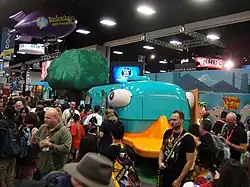 Přehlídka Phinease a Ferba v San Diegu r. 2011. V levém horním rohu se nachází vzducholoď, na níž je vyobrazen Dutošvarcův portrét