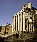 Pozůstatky chrámu Antonina a Faustiny v Římě