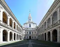 Sant'Ivo alla Sapienza, v nádvoří univerzity La Sapienza