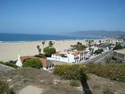 Pohled na pláž a Pacific Coast Highway z Ocean Avenue