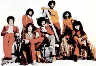 "Klasická" sestava roku 1971. Zleva: Neal Schon, Gregg Rolie, Michael Shrieve, Michael Carabello, David Brown, Carlos Santana a José "Chepito" Areas.
