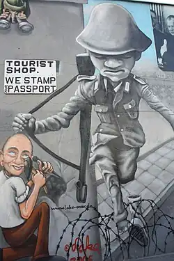 Graffiti inspirované Leibingovou fotografií v galerii East Side Gallery