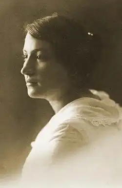 Žena focená z profilu, fotografie zabírá trup a hlavu