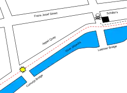 Mapka s vyznačením místa, kde byl arcivévoda Ferdinand smrtelně zraněn: hvězdička označuje místo neúspěšného bombového útoku; smrtka místo, kde Princip smrtelně zasáhl arcivévodu Ferdinanda i s chotí