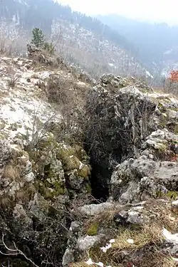 Jáma Kazani, která se nachází na okraji Sarajeva. Topalović a jeho síly ji používali jako popraviště a masový hrob.