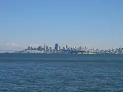 takto vypadá při pohledu ze Sausalita panorama San Francisca