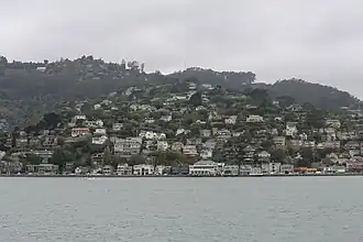 Sausalito při pohledu ze Sanfranciského zálivu