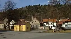 Atypický objekt lehkého opevnění v centru obce