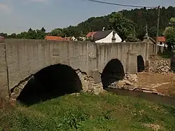 Sazená, silniční most se sochami.jpg