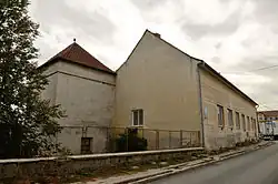 Věž modlitebny Jednoty bratrské (vlevo) a přestavěný bratrský dům