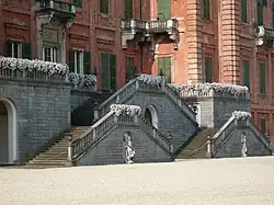 Detail severní fasády s Guariniho schodištěm, které spojuje palác s parkem (17. století)