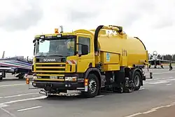 Scania 94G 310 na letišti Oulu.