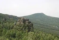 Scharfenstein, v pozadí Hvozd s rozhlednou