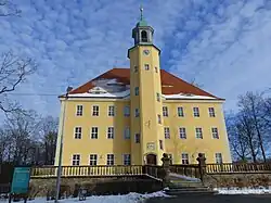 Průčelí zámku s věží