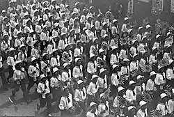 Školní děti s vlajkami, festival Kyomachi Taihoku, 1940–1950