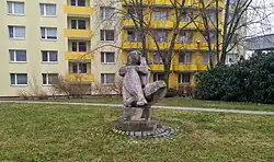 Moderní skulptura z roku 1988 na sídlišti Oskol